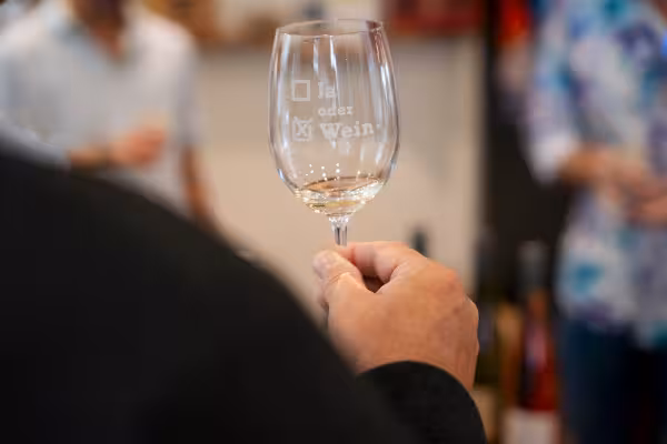 Ein Bild von einem JAoderWEIN Weinglas während einer Weinprobe im JAoderWEIN