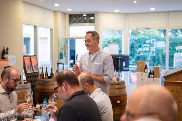 Weinprobe mit Aromarad und schnüffelnden Gästen