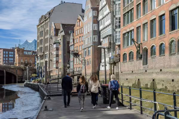 Historische Deichstraße: Erleben Sie das mittelalterliche Hamburg in der ältesten Kaufmannsstraße der Stadt.