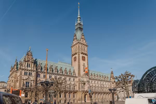Hamburger Rathaus mit 112m Turm und Kaiserfiguren.
