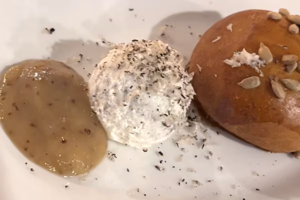 getrüffelter Ziegenkäse mit Birnensenf