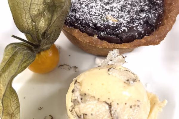 Klassiker Schokoladentarte mit getrüffeltem Vanille Eis