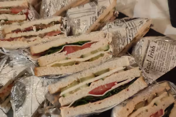 Lachs und Geflügel Sandwich
