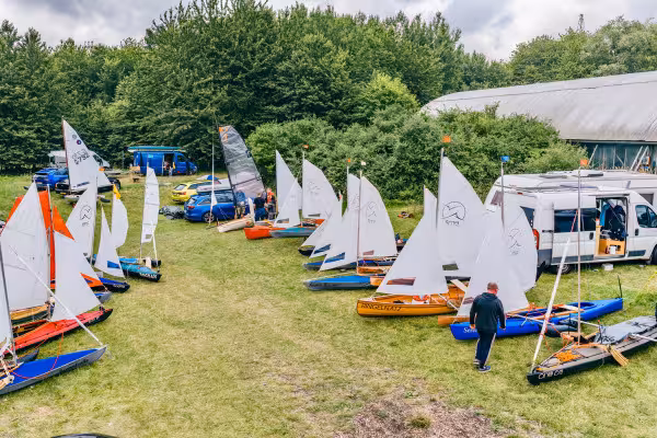 Unterschiedliche Boote, unterschiedliche Wege – gemeinsam auf dem Wasser.