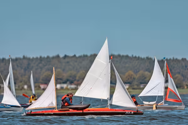 Unterwegs auf dem Wasser – jeder für sich und doch gemeinsam.