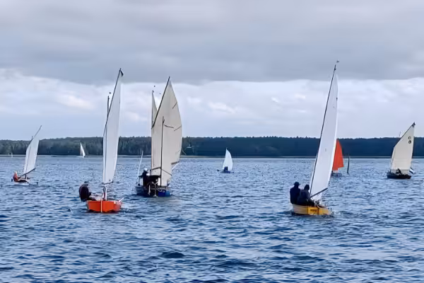 Zwei Boote sind eine Regatta