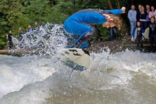 Surfer auf der Eisbachwelle im Englischen Garten, © München Tourismus, Dieter Verstl.jpg
