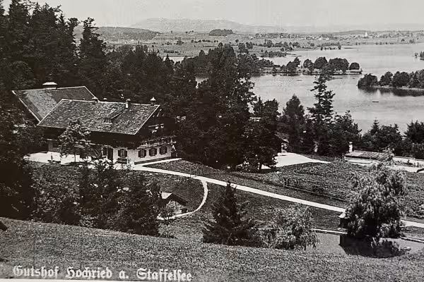Der ehemalige Bauernhof, der zum ehemaligen Landhaus gehörte