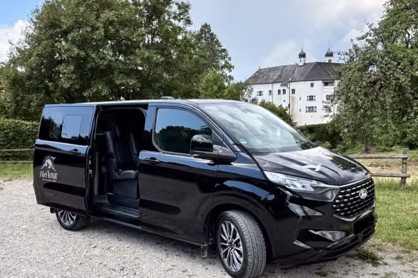 Van vor Schloß Amerang
