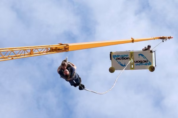 Adrenalin-Kick beim Bungee Jumping
