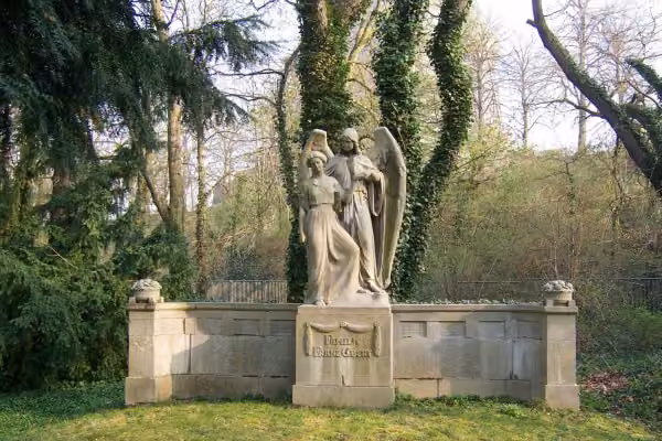 Entdecken Sie im parkartigen Südfriedhof die besonderen Symboliken.