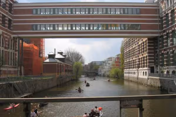 Wir sehen die Plagwitzer Industriearchitektur und die Stadt am Wasser.