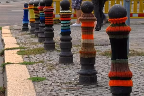Die Ausdrucksformen sind enorm - Stricken für die Straße - auch das ist Kunst im öffentlichem Raum.