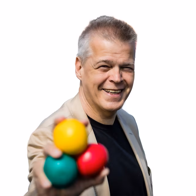 Der Jongliertrainer und Weltrekordhalter Stephan Ehlers hält 3 Jonglierbälle in der Hand