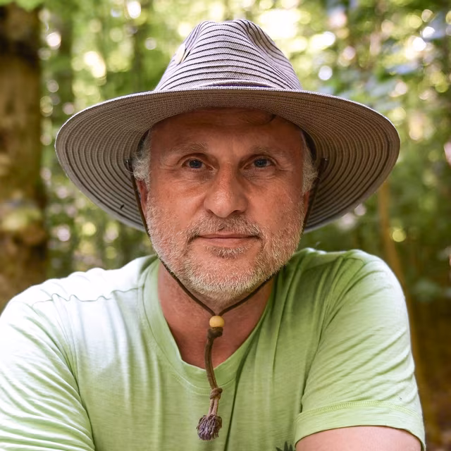 Waldbade-Guide Peter Kost mit Hut und grünem Shirt