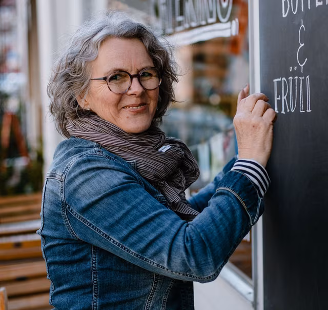 Die Künstlerin Babett Büttner gestaltet mit Handlettering ein Schild